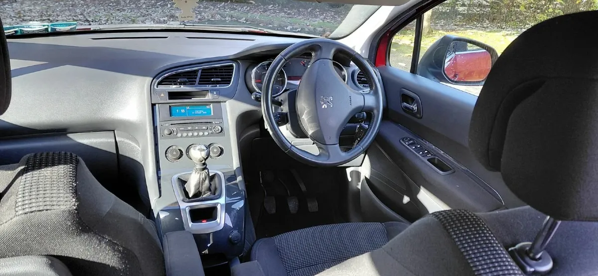 Peugeot 5008 2011 - Image 2