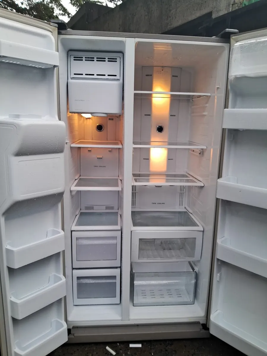 SAMSUNG AMERICAN FRIDGE AND FREEZER - Image 3