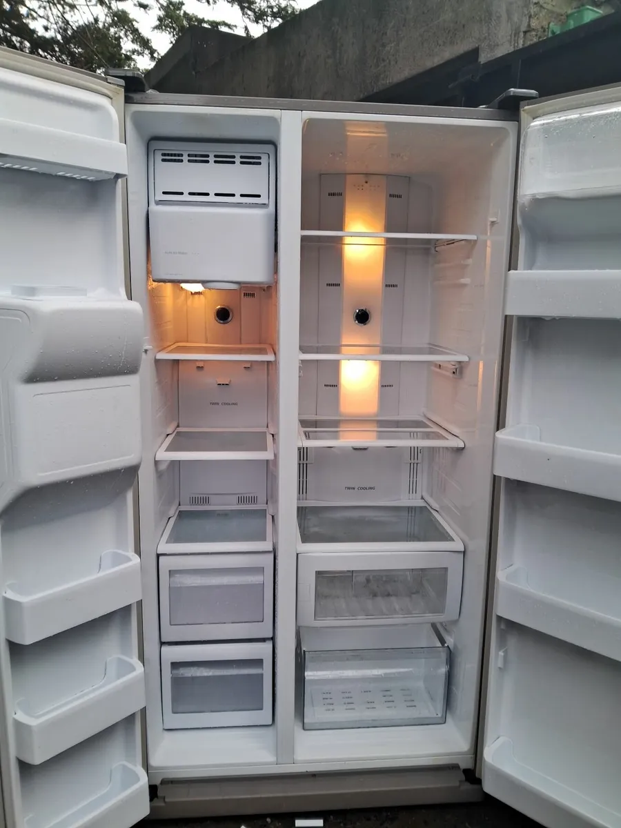 SAMSUNG AMERICAN FRIDGE AND FREEZER - Image 4