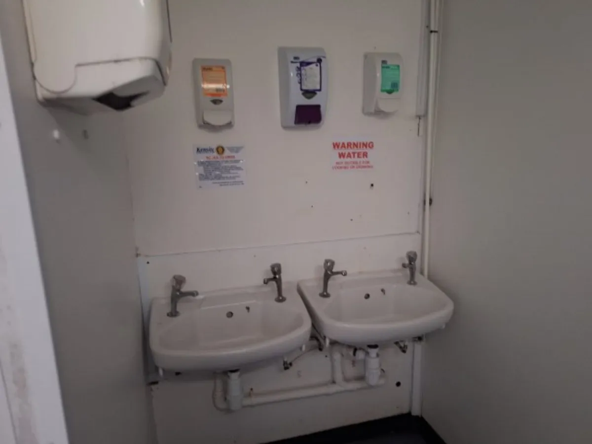 Approx: 20ft x 8ft Shower Block For Auction - Image 4