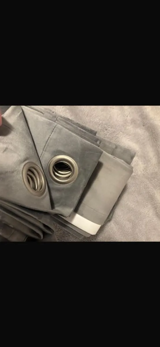 Like new Bed & Bedroom curtains & lightshade - Image 1