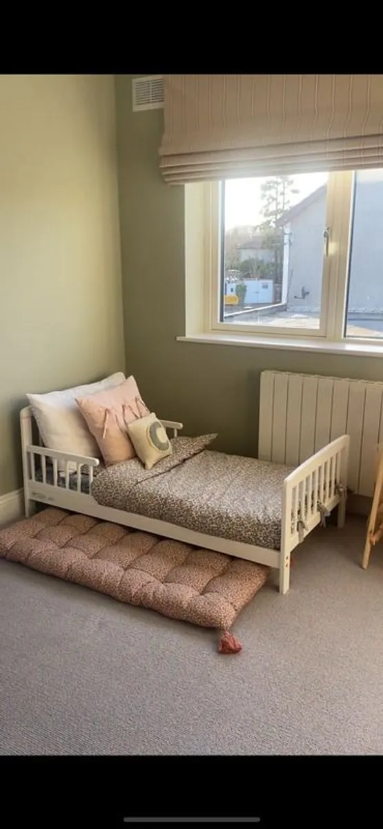 Toddler bed & chest of drawers set - Image 1