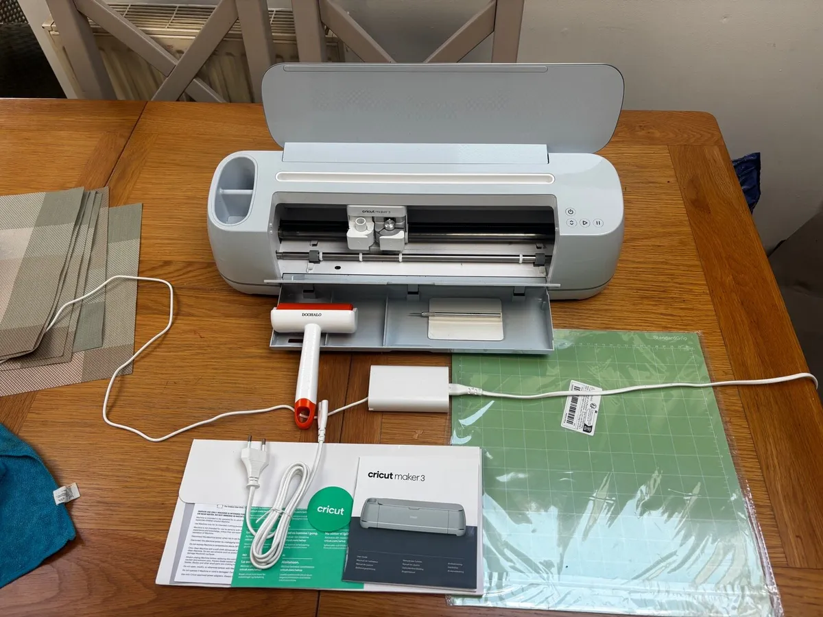 Cricut full set up business. 4 machines - Image 1