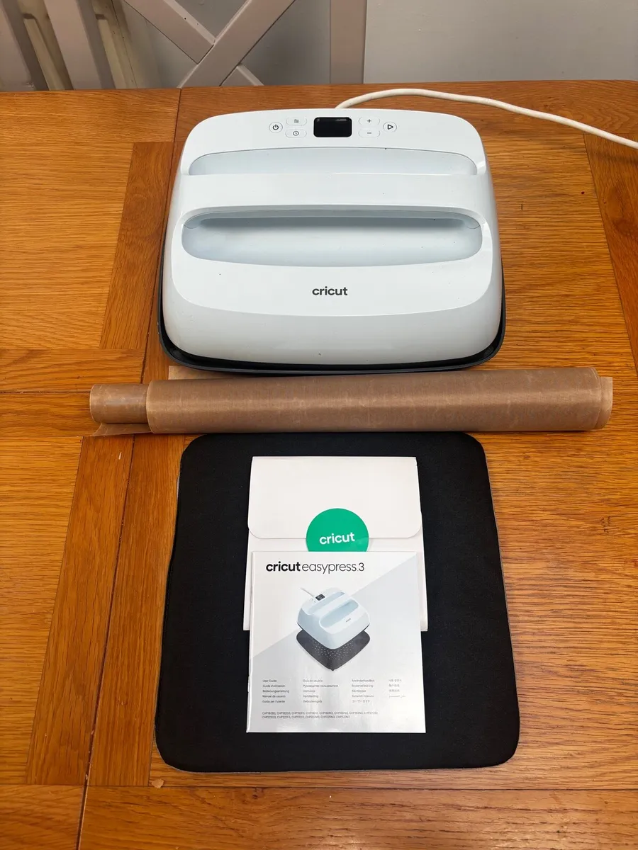 Cricut full set up business. 4 machines - Image 2