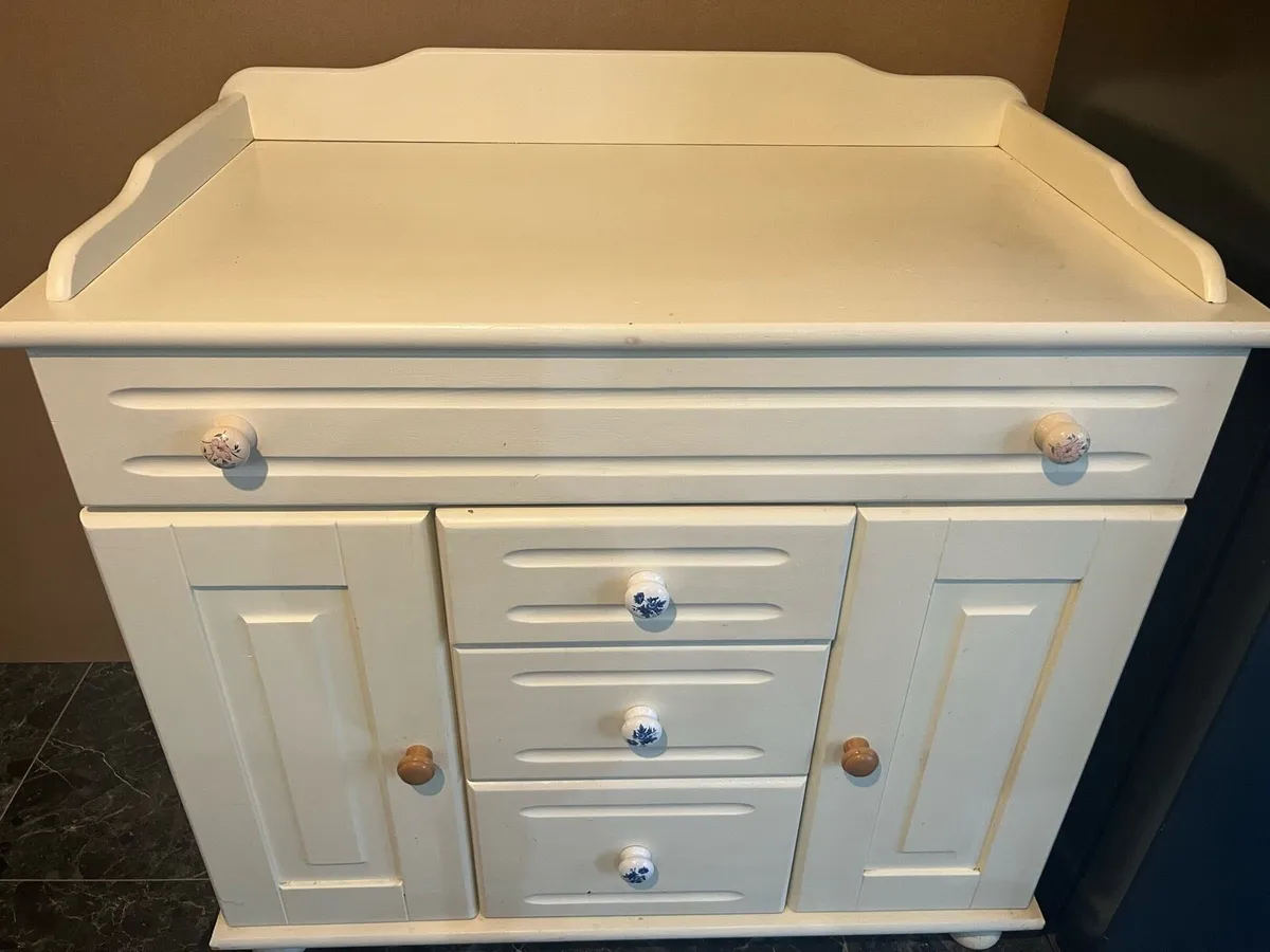Changing table - Image 1