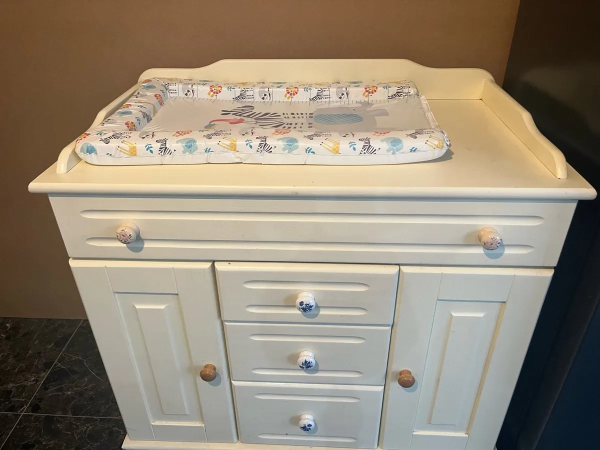 Changing table - Image 3