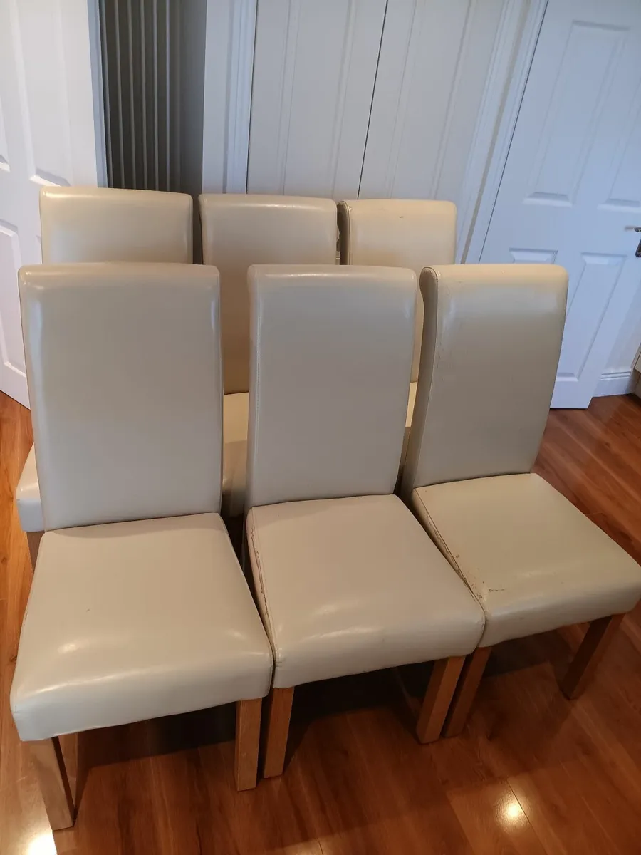 Oak Glass topped table and 6 PVC chairs - Image 2