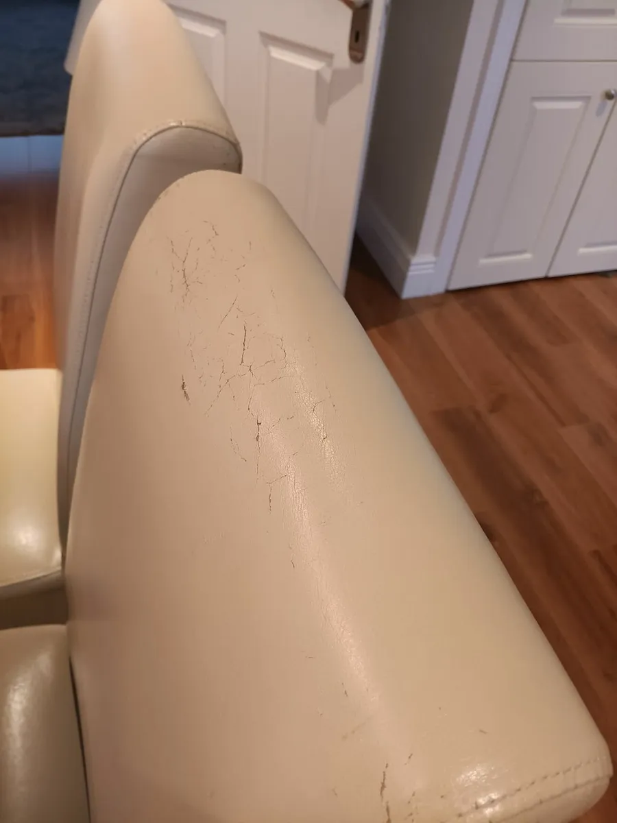 Oak Glass topped table and 6 PVC chairs - Image 4