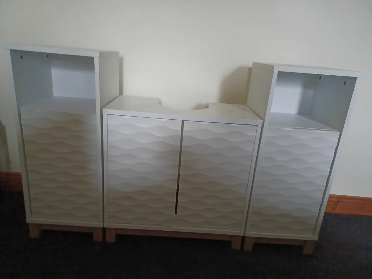 Bathroom cabinets x 2 & undersink storage unitt - Image 4