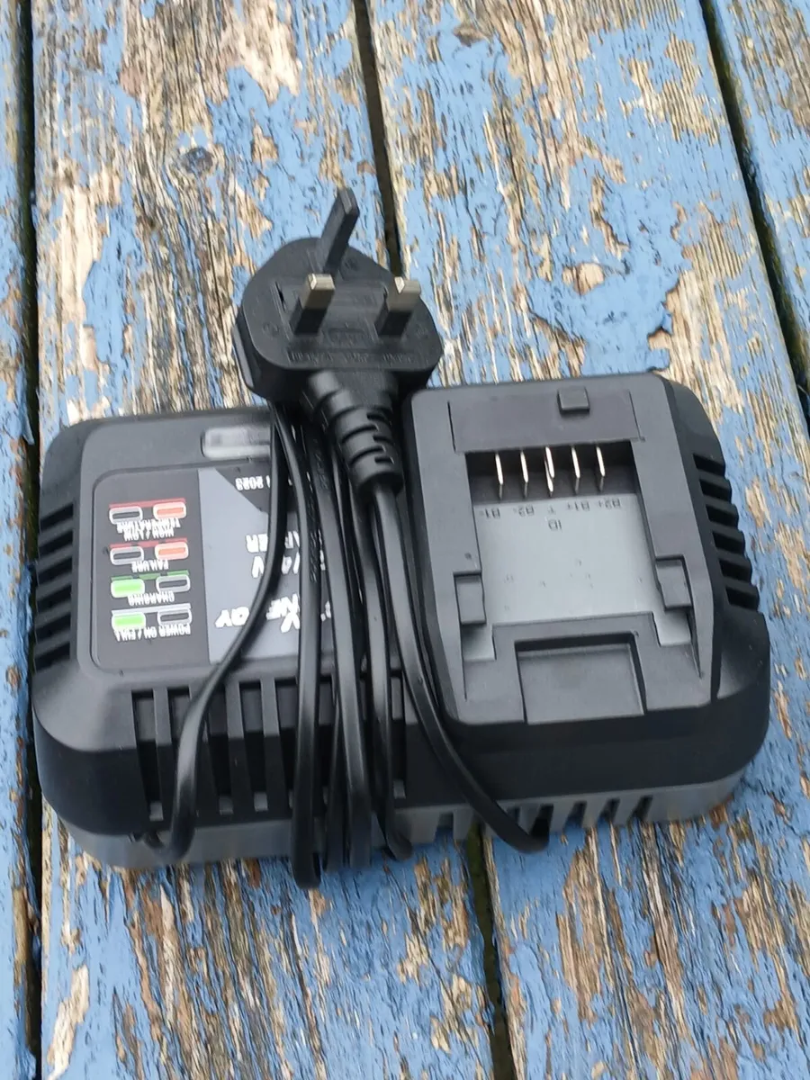 Aldi ferrex saw, battery and charger - Image 2