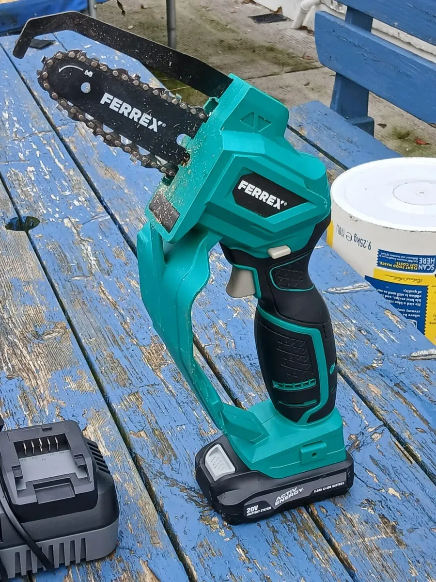 Aldi ferrex saw, battery and charger - Image 3