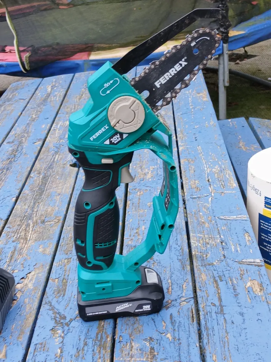 Aldi ferrex saw, battery and charger - Image 4