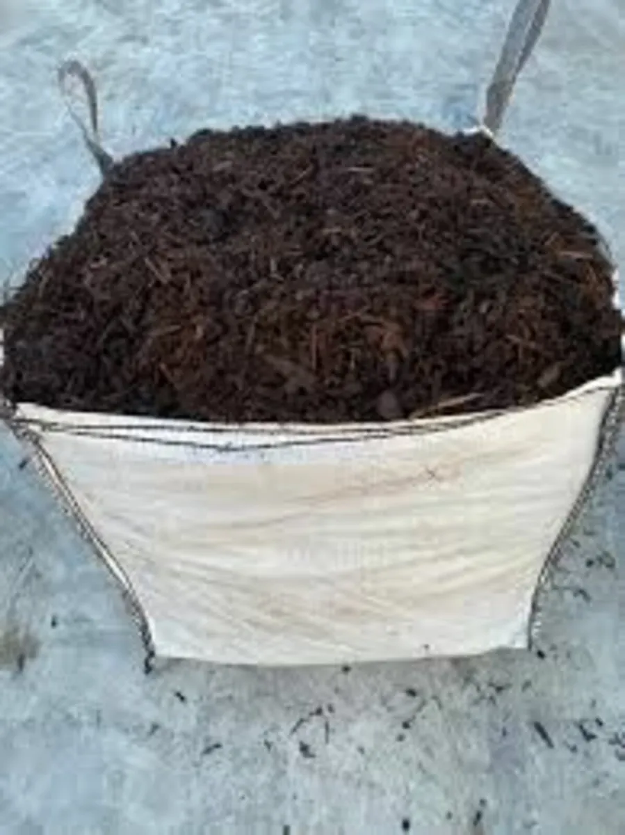 Bark Mulch, Horse Manure, Topsoil - Image 1