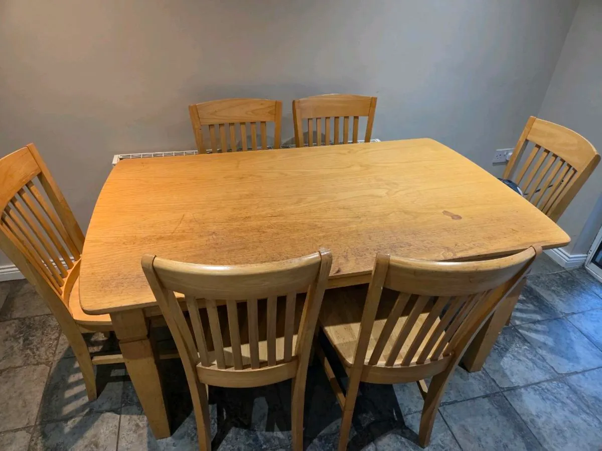 Kitchen table and chairs - Image 1