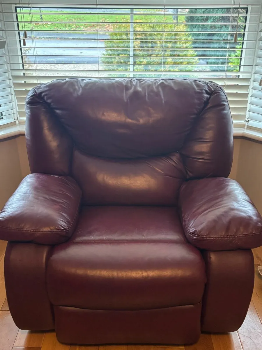 Leather couch and 2 recliner leather chairs - Image 2