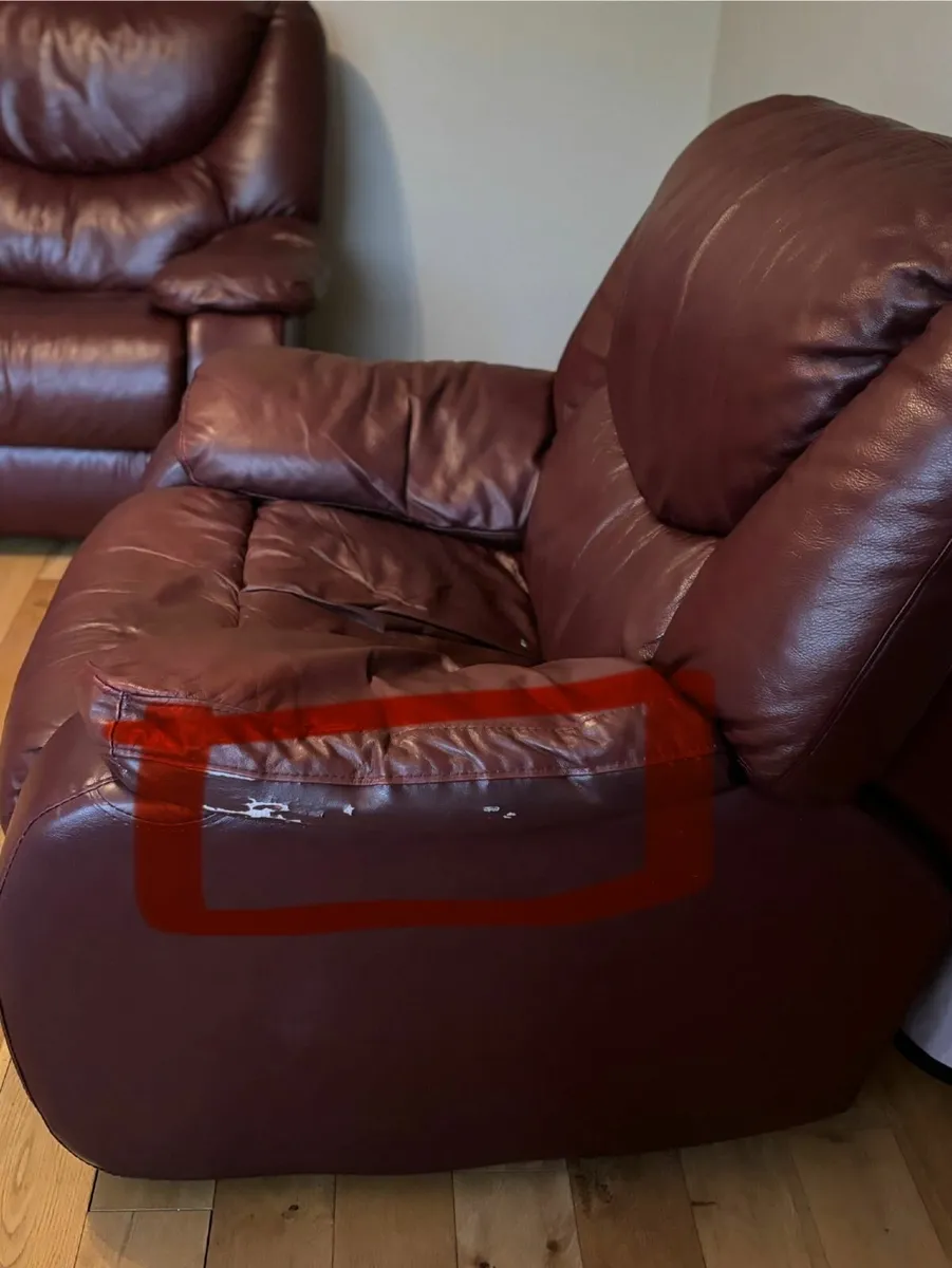 Leather couch and 2 recliner leather chairs - Image 3