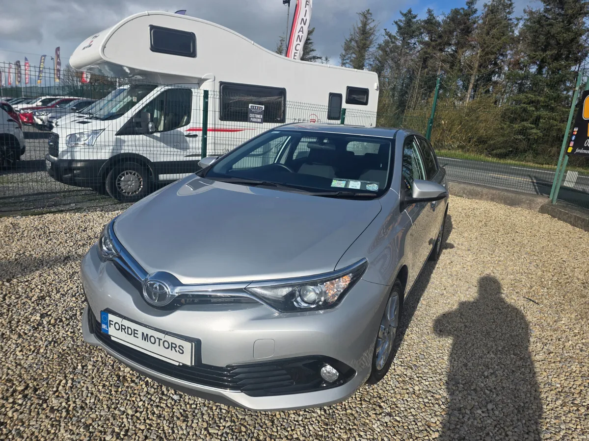 Toyota Auris 2015 - Image 2