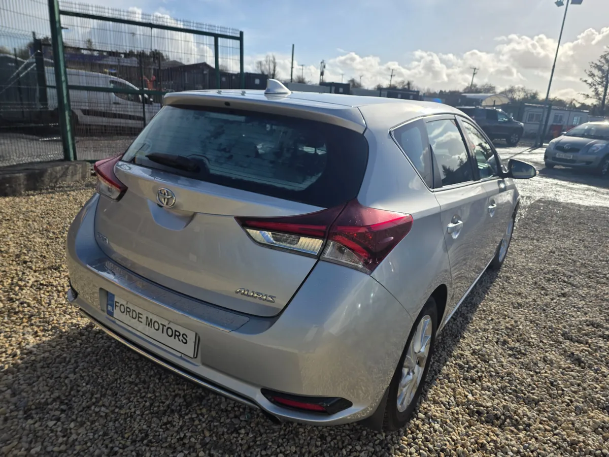 Toyota Auris 2015 - Image 4