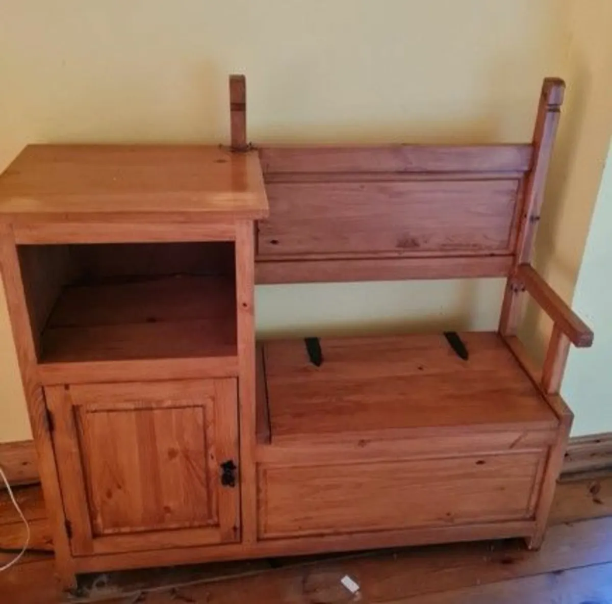 Phone seat and storage