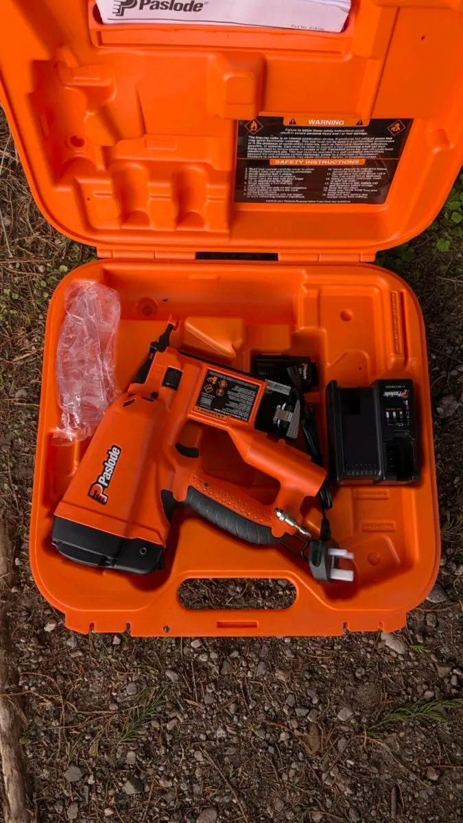 Paslode Lithium 18 Gauge Finish Nail Gun Kit - Image 1