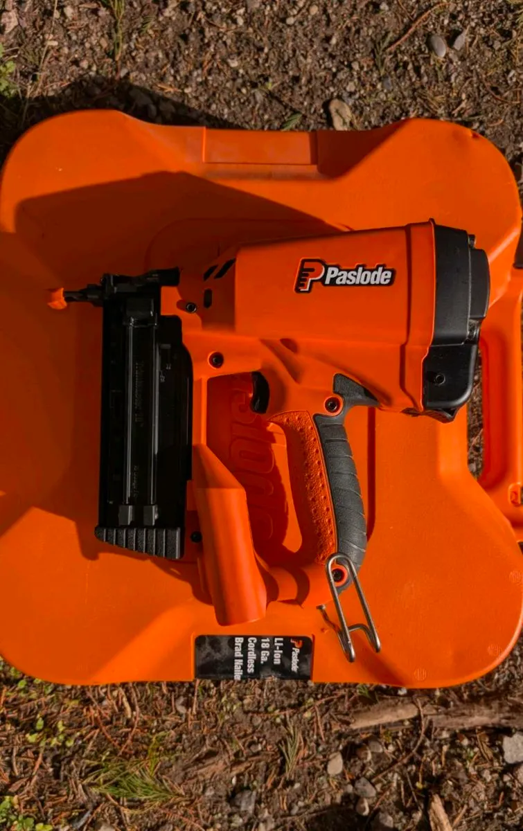 Paslode Lithium 18 Gauge Finish Nail Gun Kit - Image 2