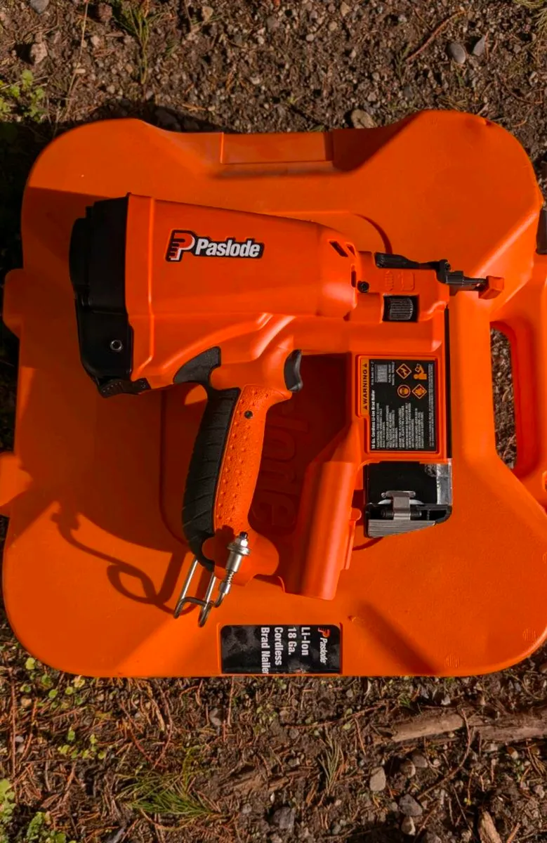 Paslode Lithium 18 Gauge Finish Nail Gun Kit - Image 3
