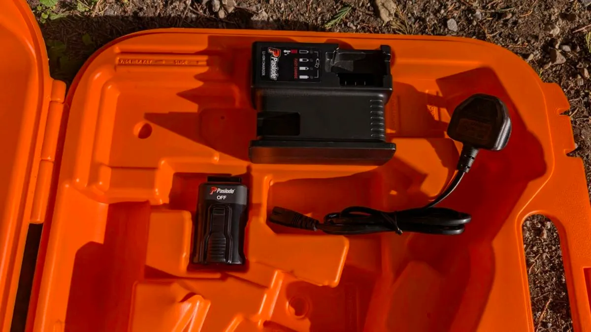 Paslode Lithium 18 Gauge Finish Nail Gun Kit - Image 4