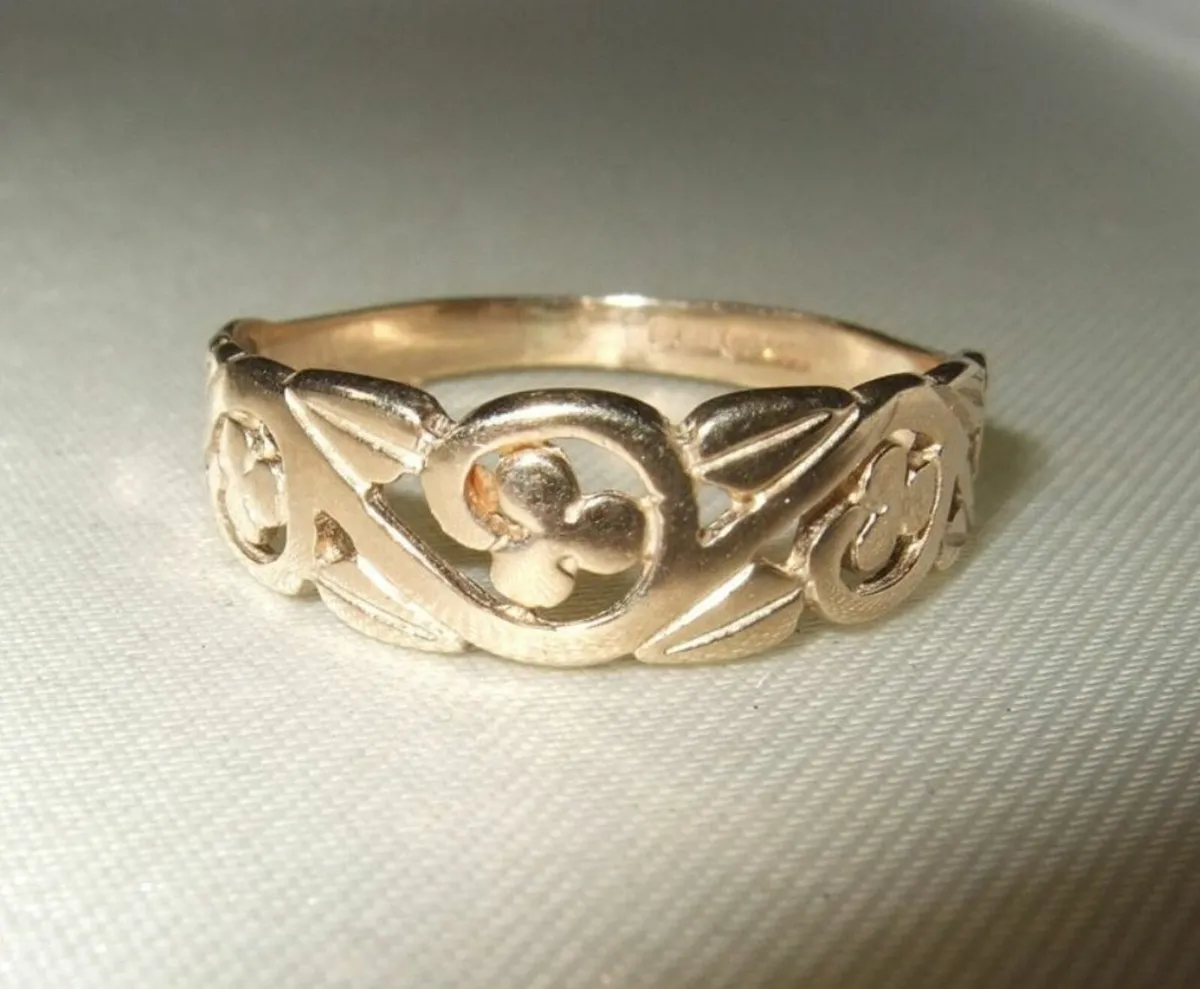 Vintage Hallmarked 9k Gold 'Clover' Wedding Band - Image 1