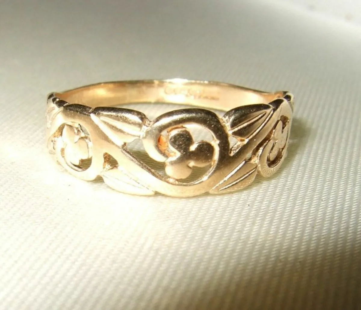Vintage Hallmarked 9k Gold 'Clover' Wedding Band - Image 4