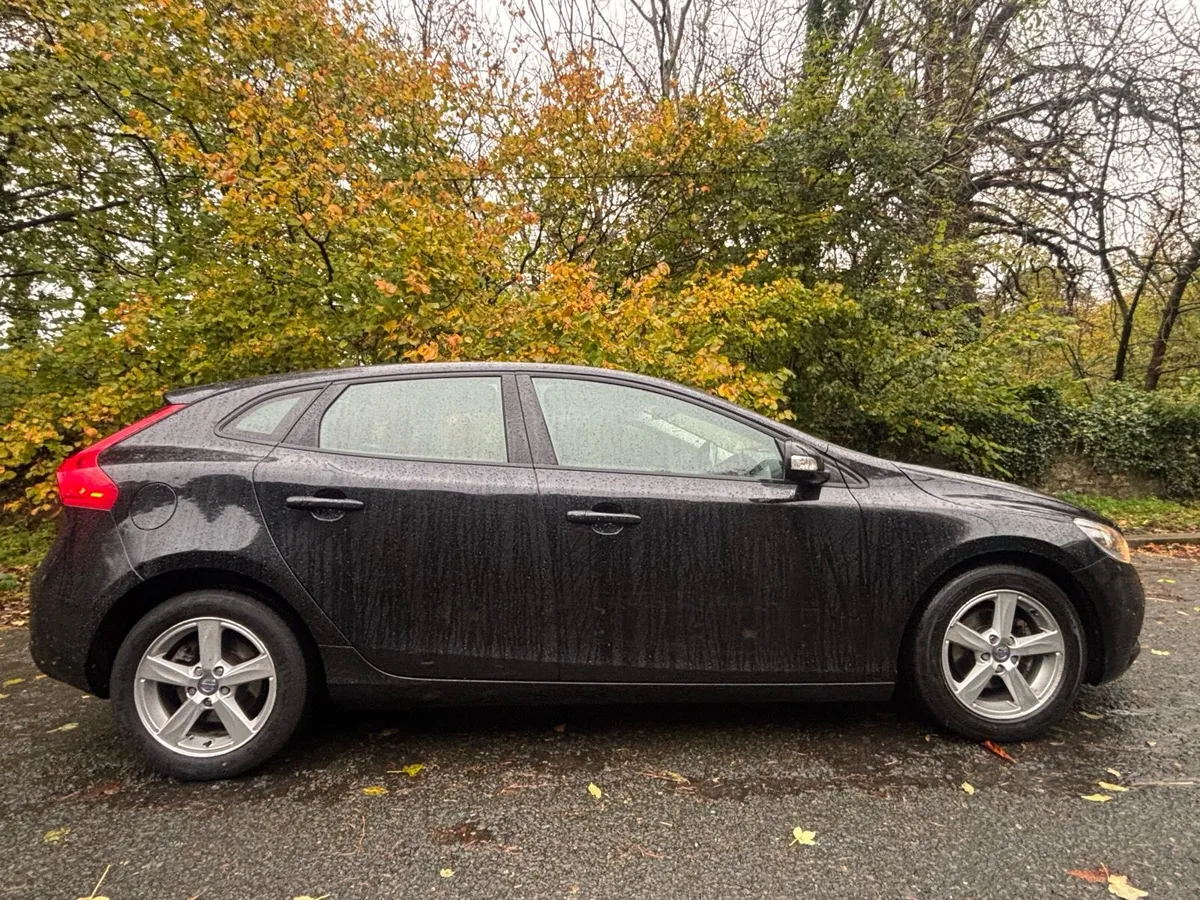 Volvo V40 1.6 D2 Nav 115 BHP - Image 2