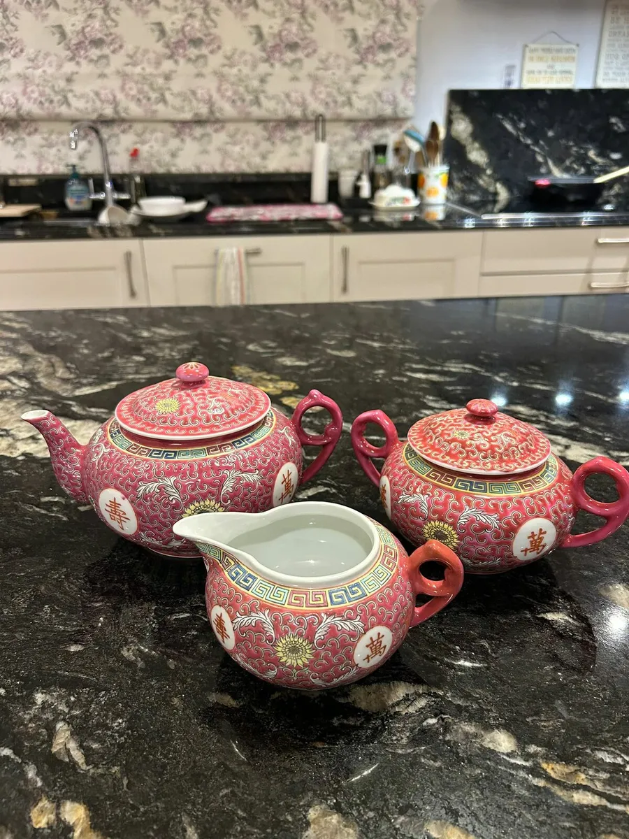 Porcelain 48pc red famille rose set, Killiney D - Image 2