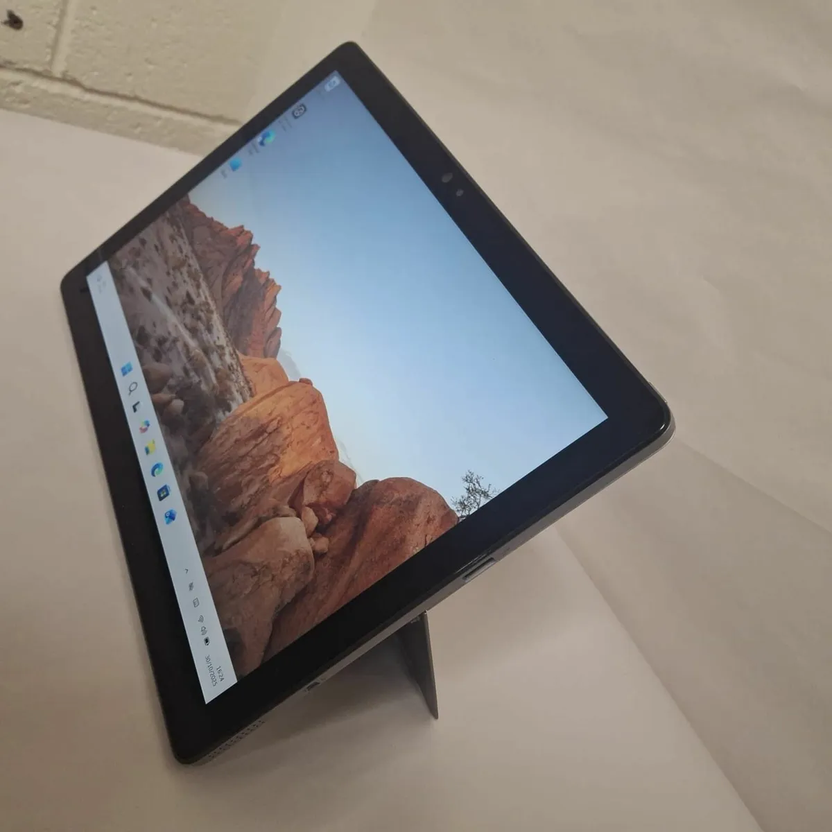 Dell Latitude 7210 2-in-1 i7 10th Touch Screen - Image 4