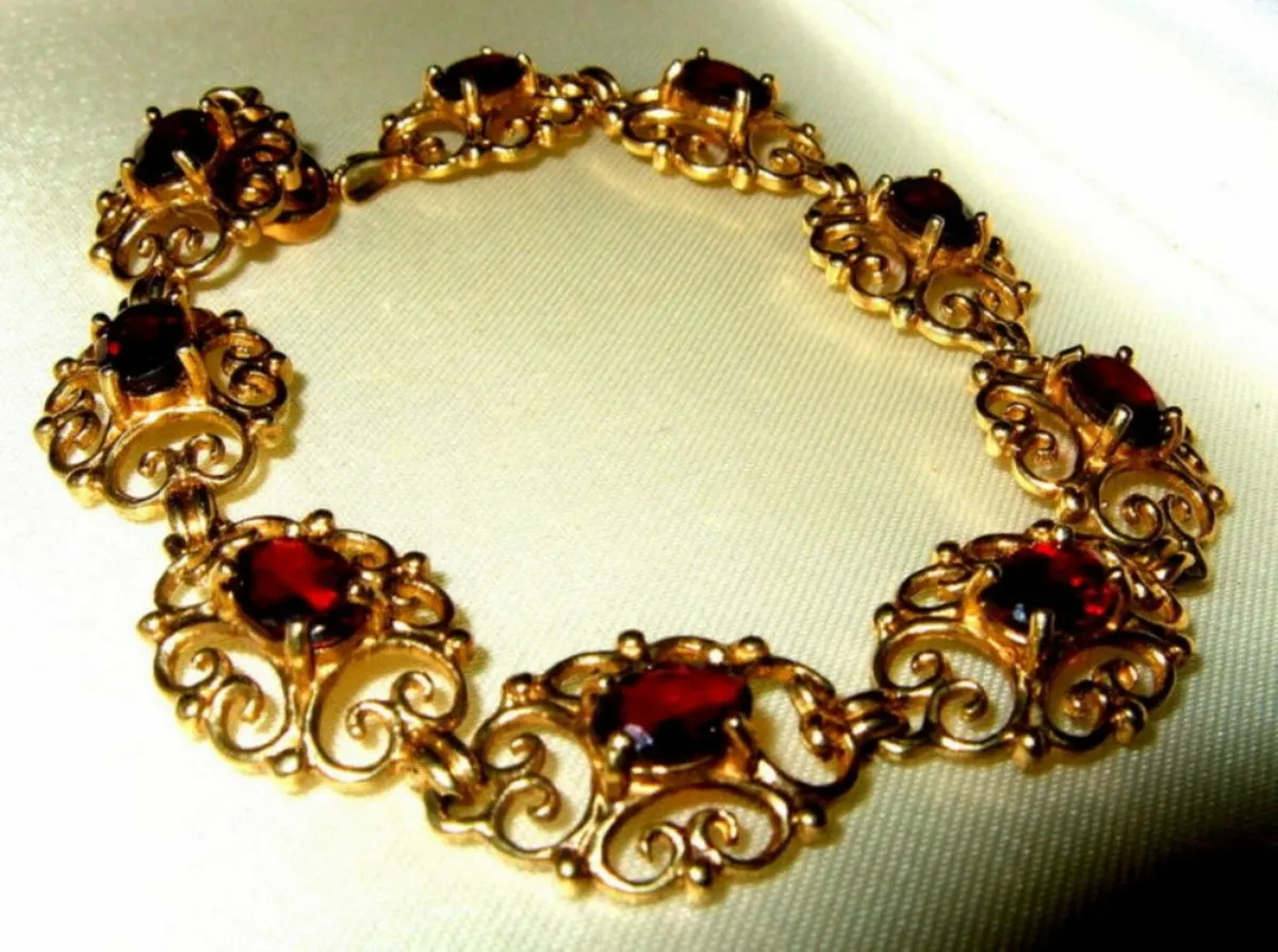 Vintage Hallmarked 9ct Gold / Garnet Bracelet - Image 1