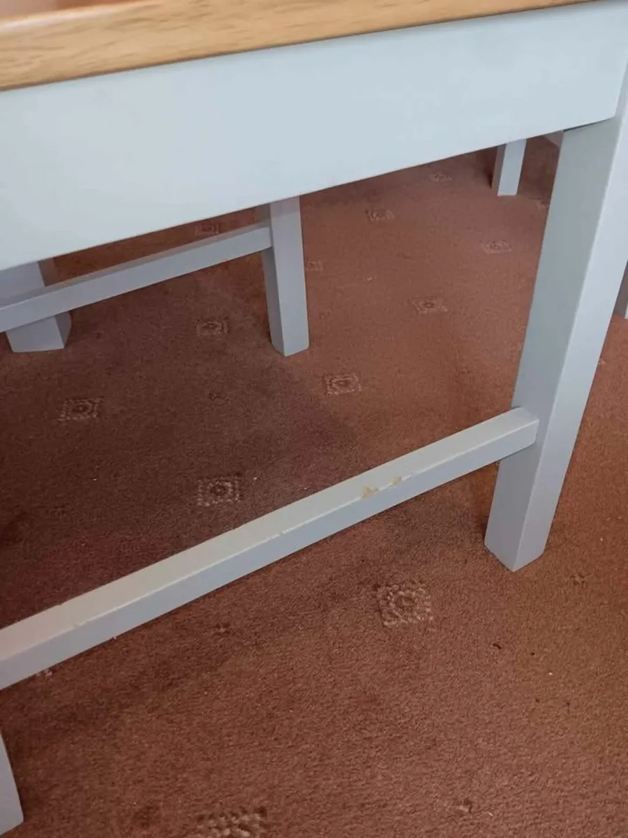 Table, chairs & bench - Image 4