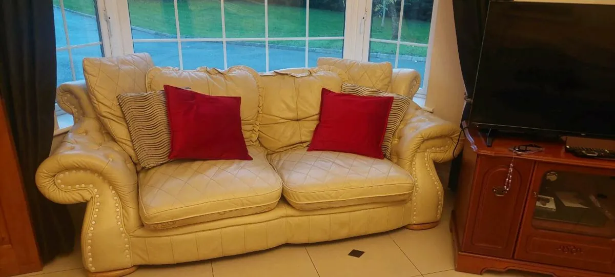 Suite of furniture - Image 1