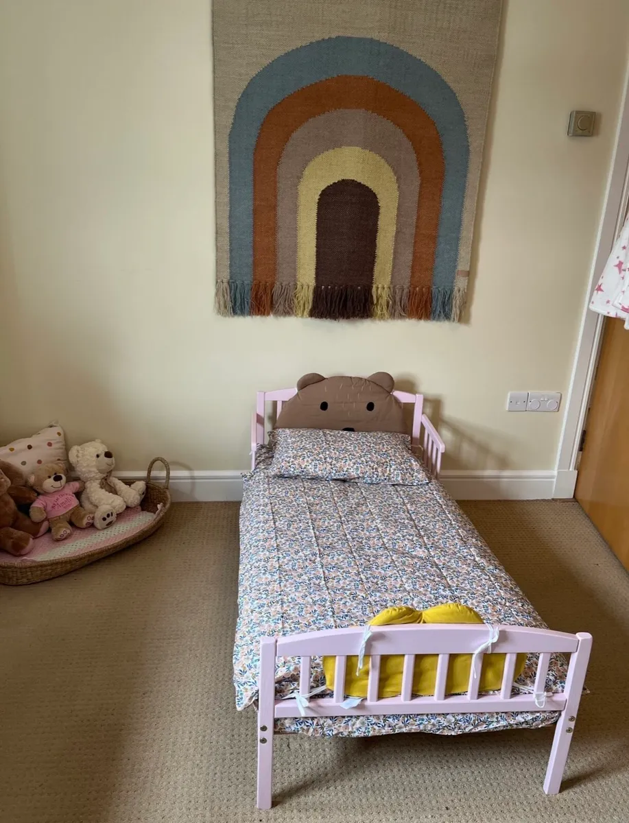 Pink toddler bed - Image 1