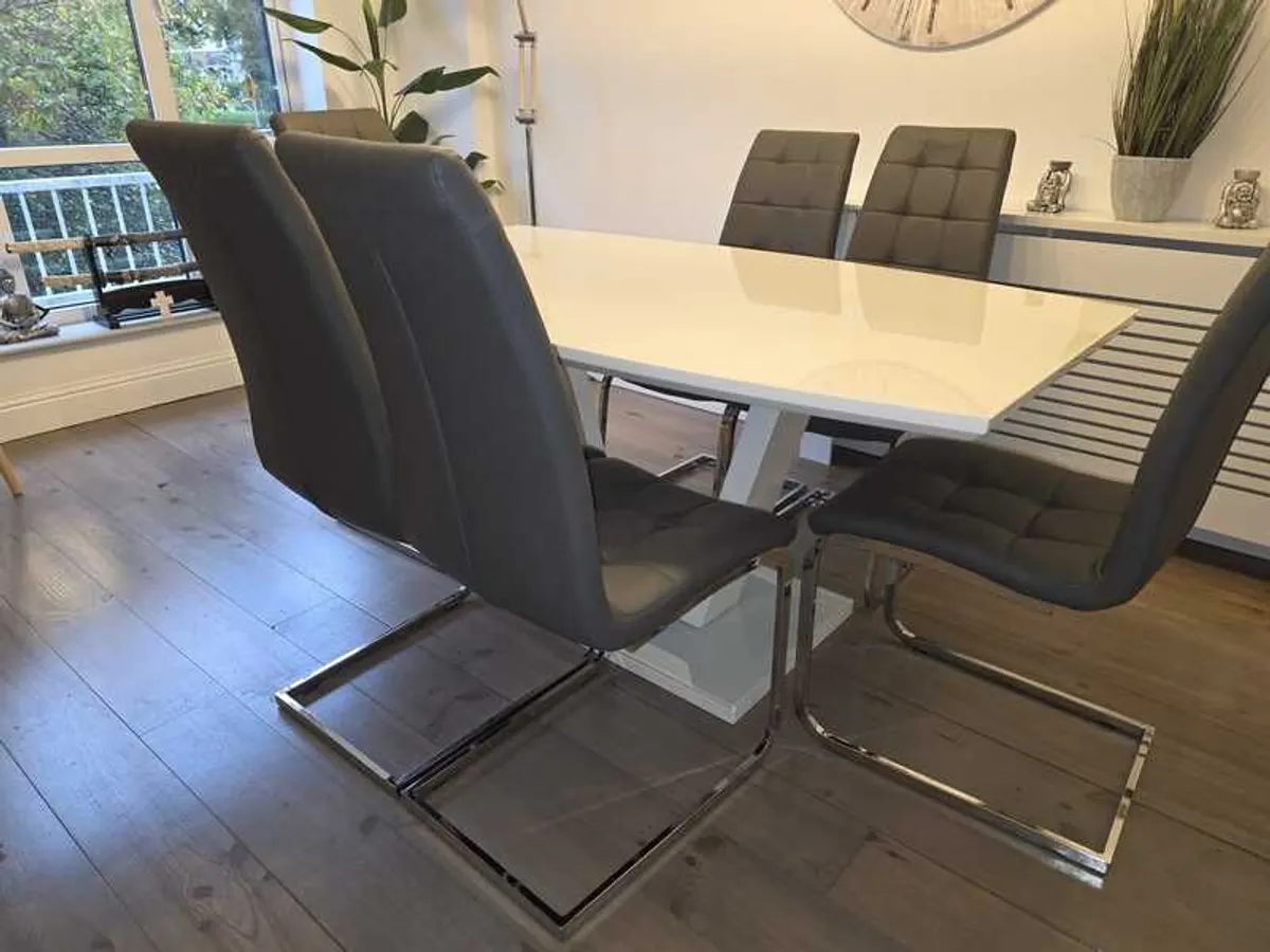 Table and 6 chairs - Image 1