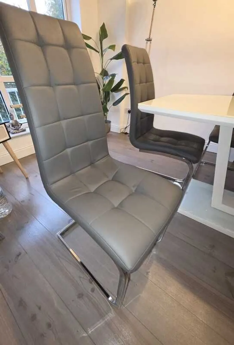 Table and 6 chairs - Image 3