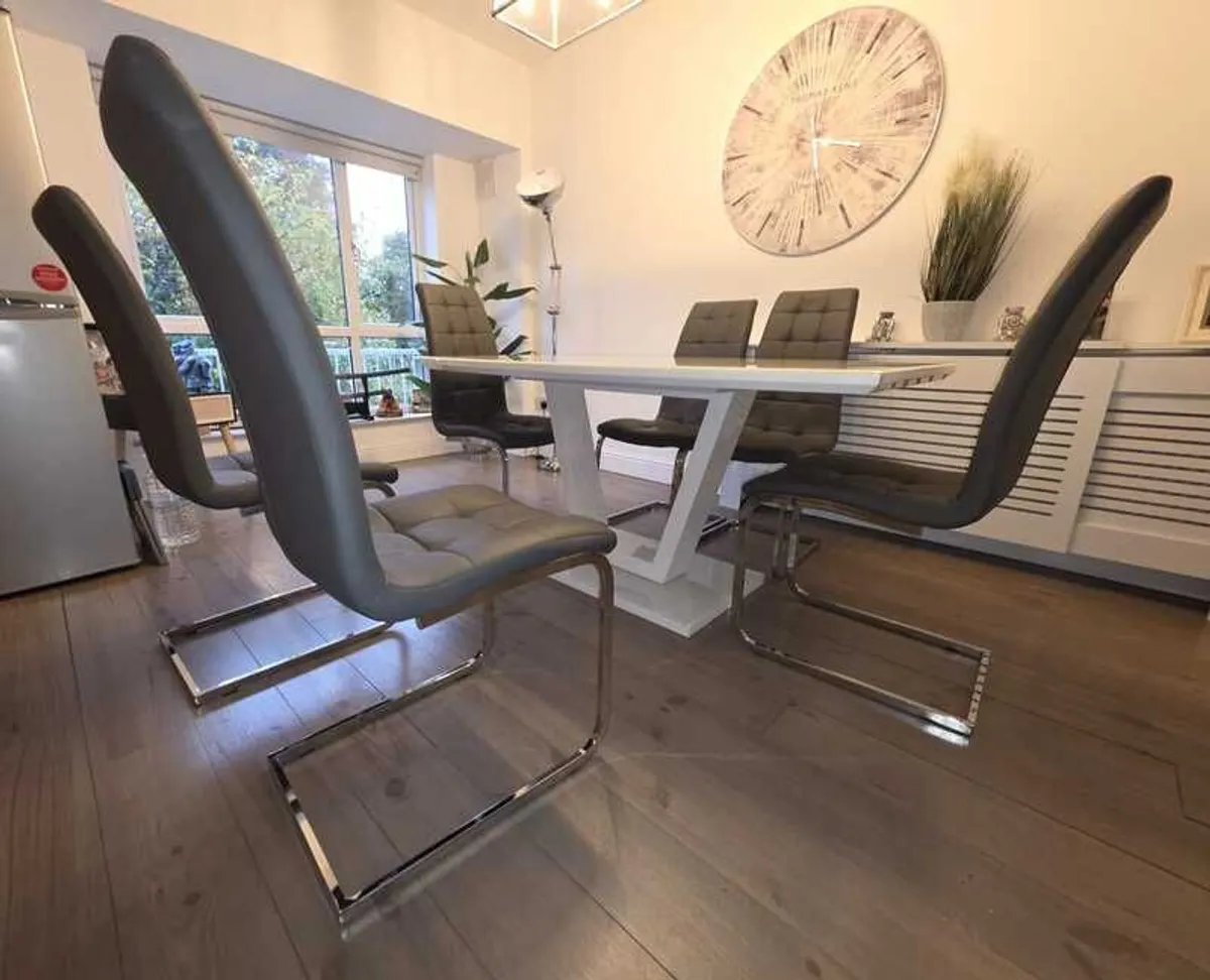Table and 6 chairs - Image 4