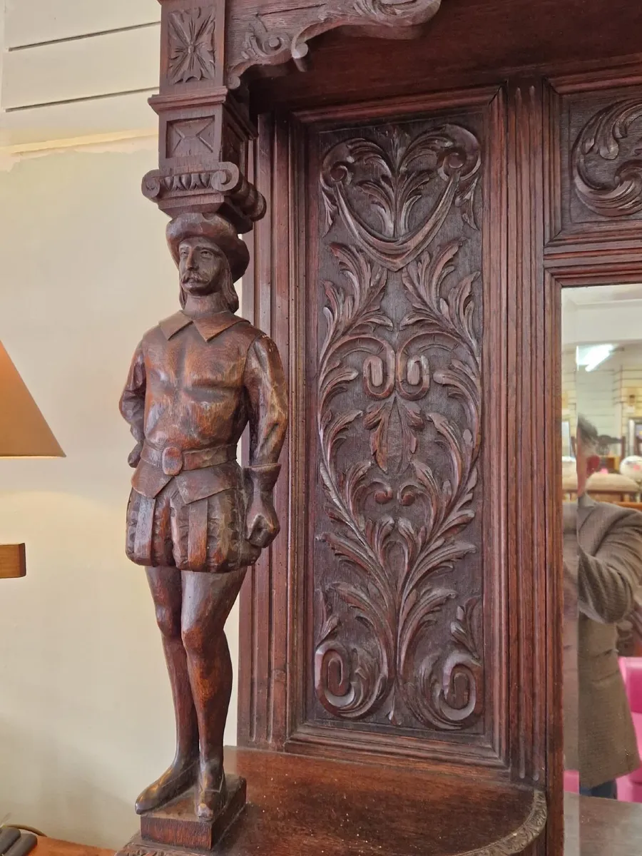 Beautiful  hand carved  detailed period piece  wit - Image 3