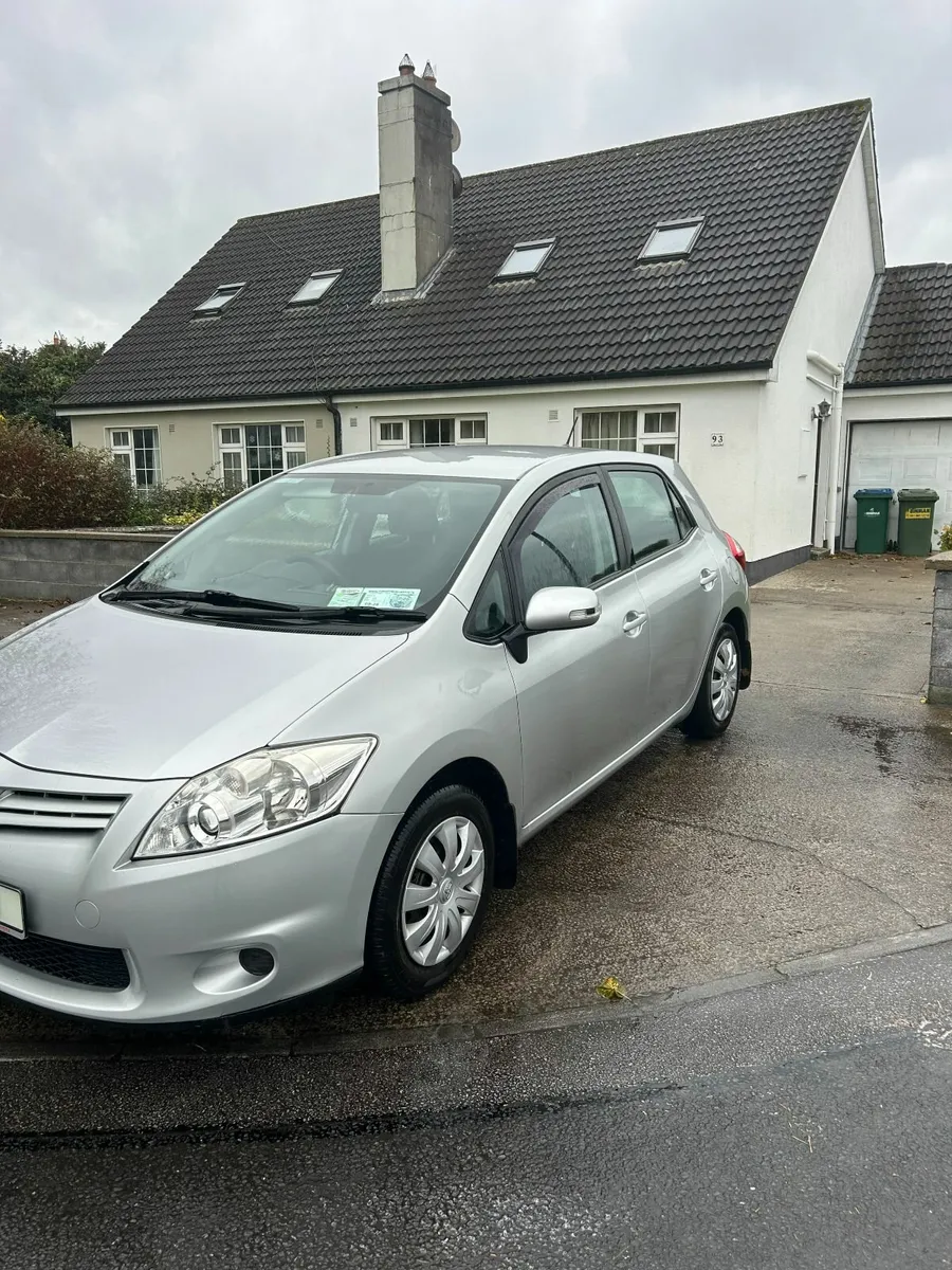 Toyota Auris 2011 - Image 2