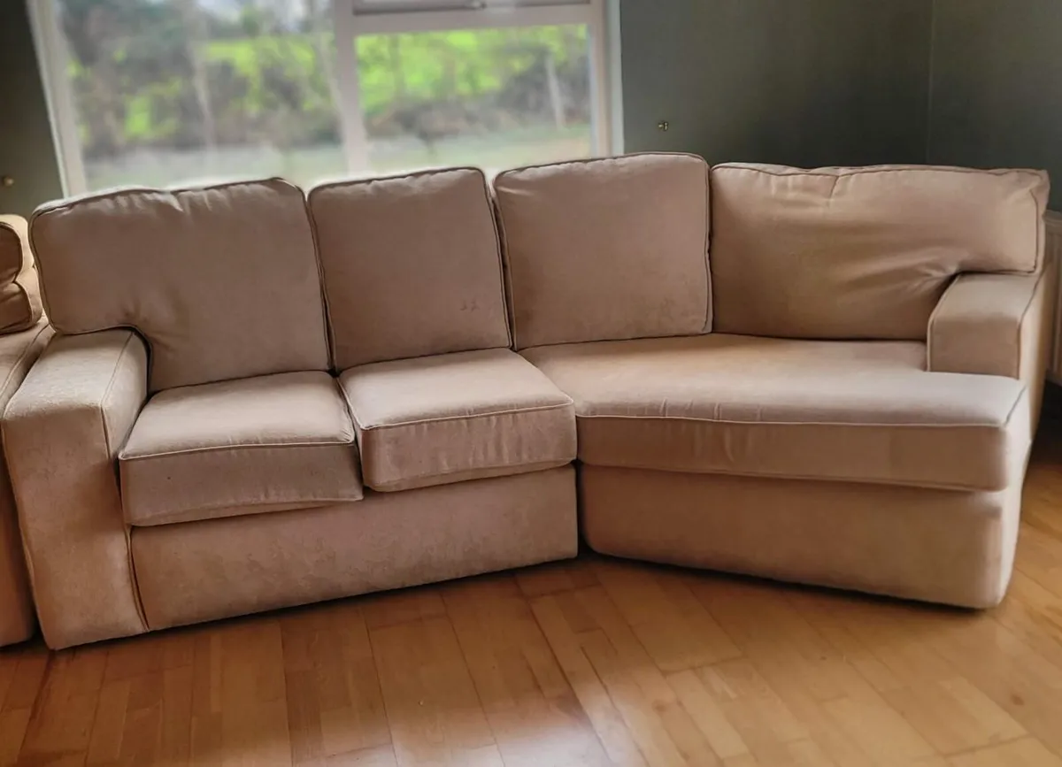 Table & Chairs - Image 3