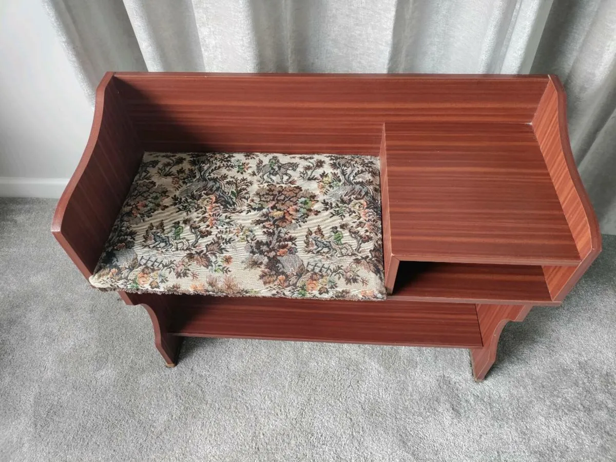 Telephone Seat - Image 1