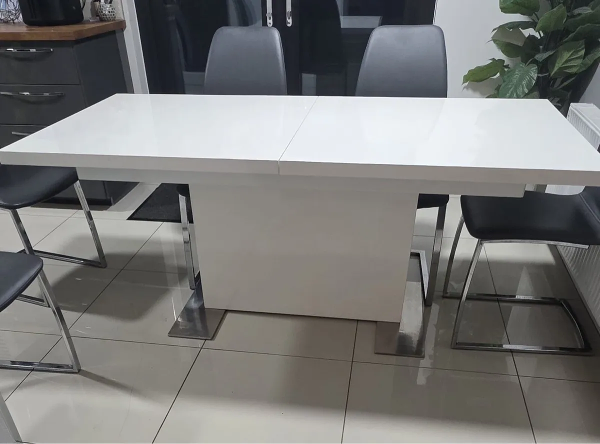 Dinning table and 6 chairs - Image 3