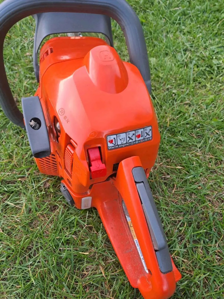 Husqvarna 435 chainsaw - Image 1