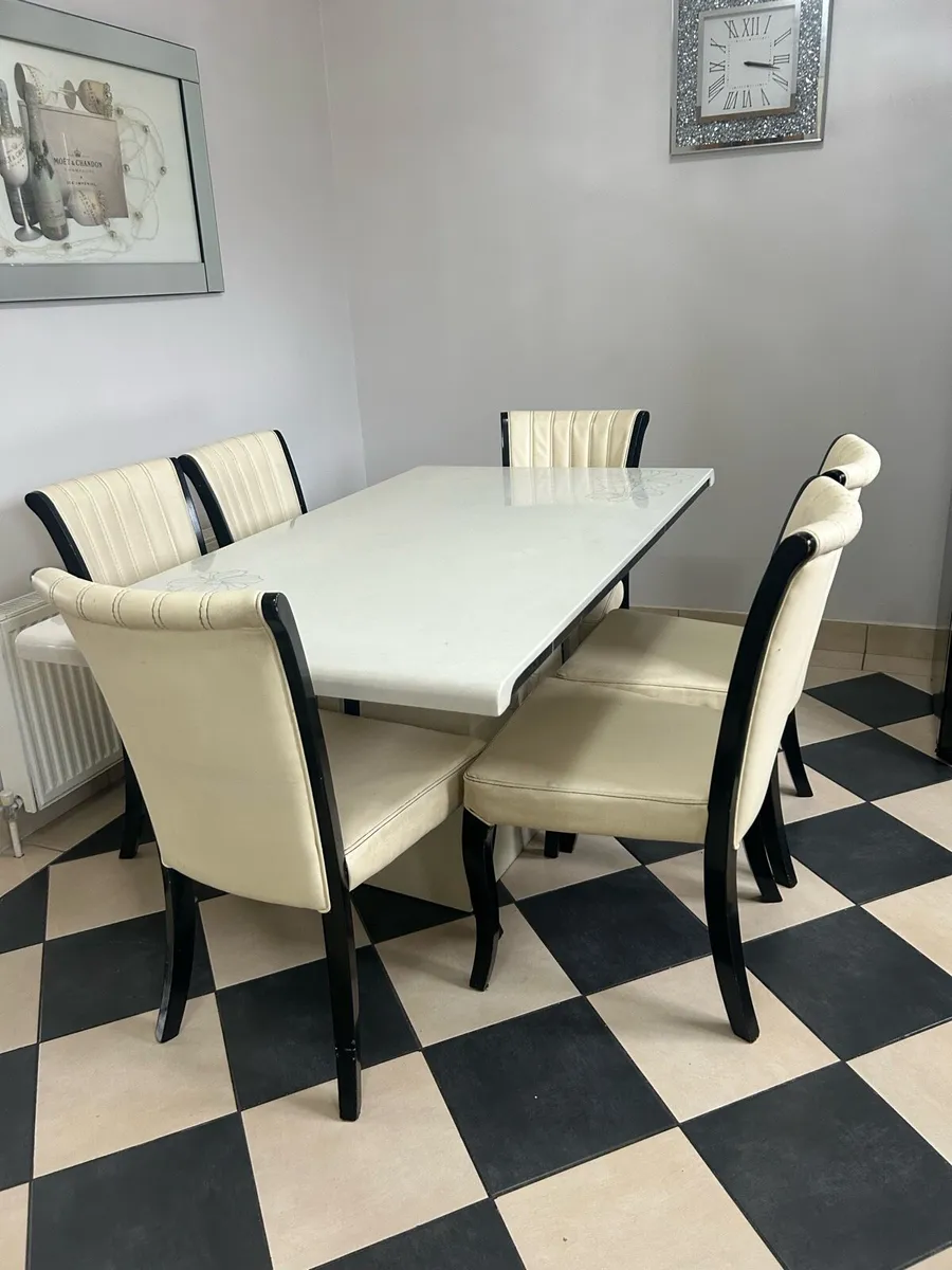 Table and 6 chairs - Image 1