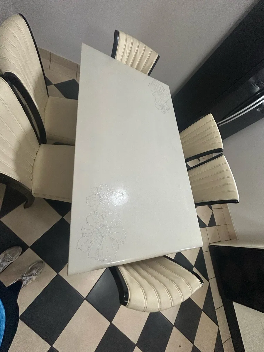 Table and 6 chairs - Image 2