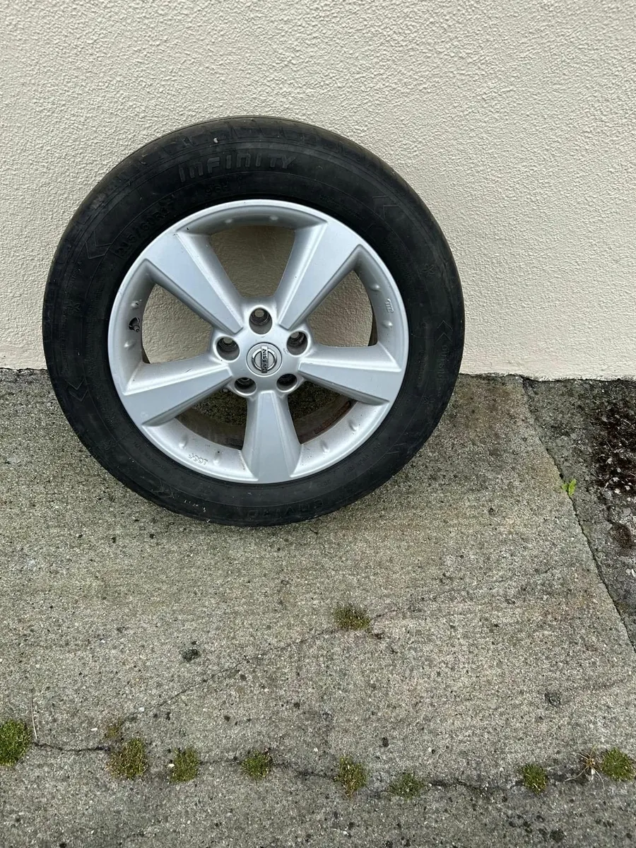 Nissan Qashqai 17 Inch Alloy & Tyre - Image 1