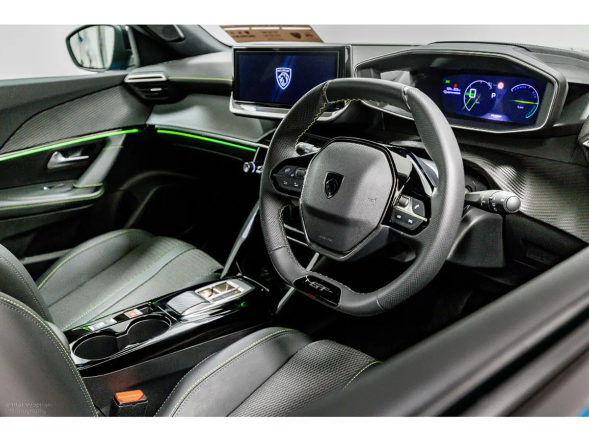 Peugeot 2008 E-GT 50kWh Auto 136HP - Black Roof - Image 4