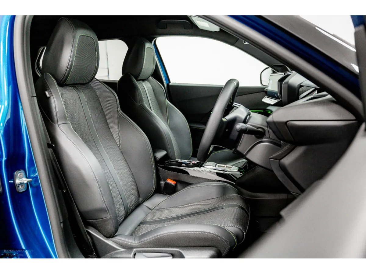 Peugeot 2008 E-GT 50kWh 136HP - Black Roof - Image 3